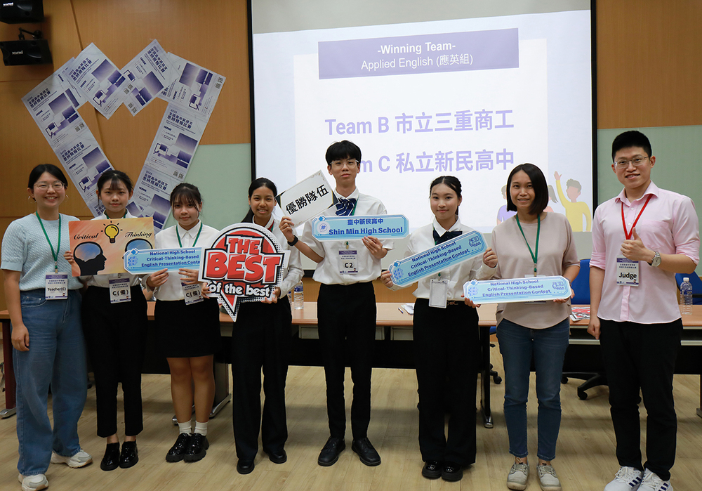 參賽學生與科主任、指導老師合影圖片