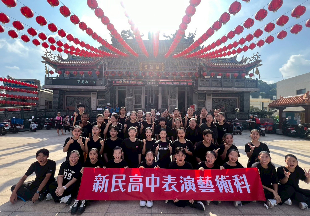 表藝科學生於鎮清宮前合影圖片