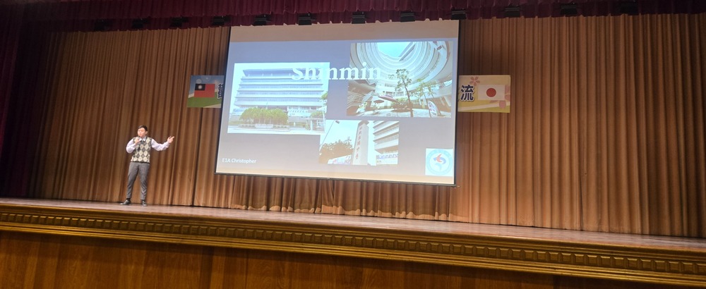 學生代表介紹學校歷史、環境圖片