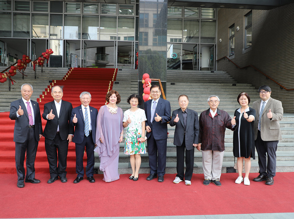 董事會與許校長合影圖片