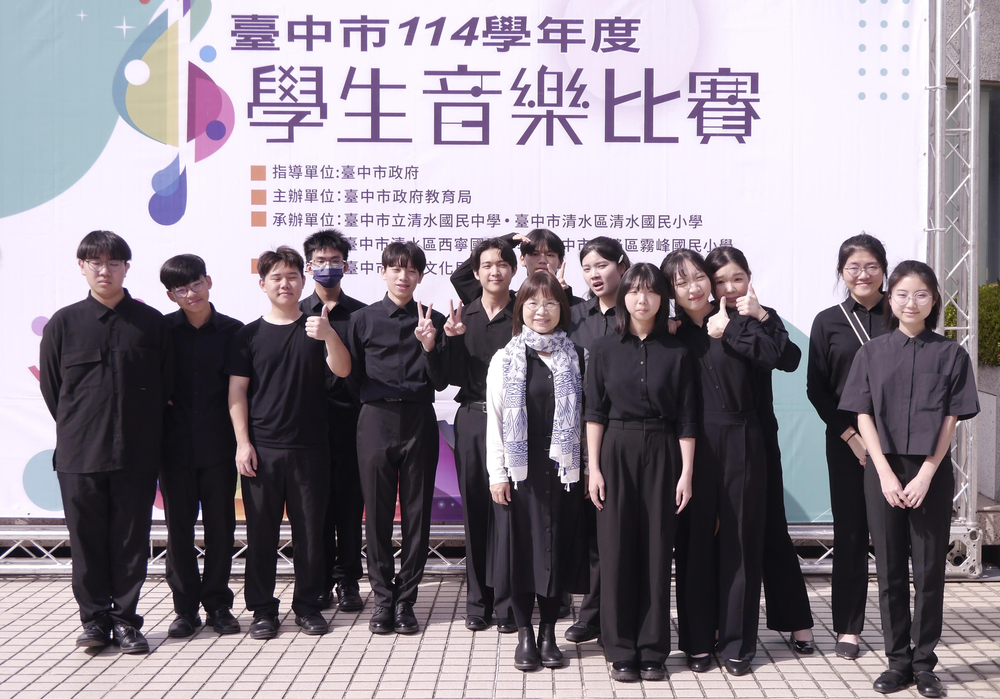 學生與指導老師合照圖片