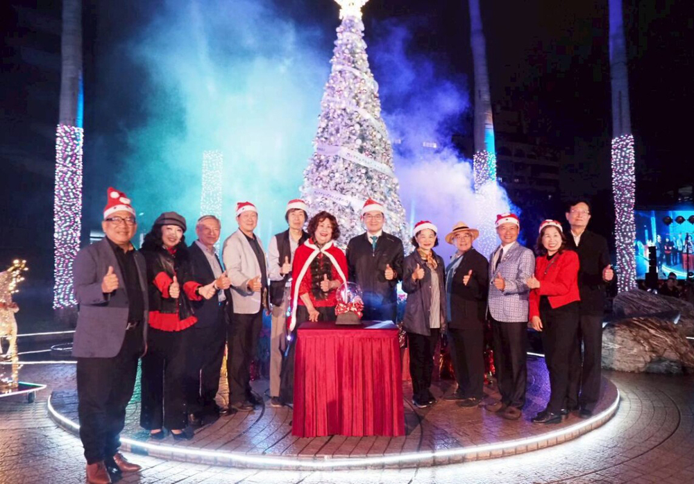 董事長劉昭惠、校長許永昌、董事及家長會長等來賓上台點燈圖片