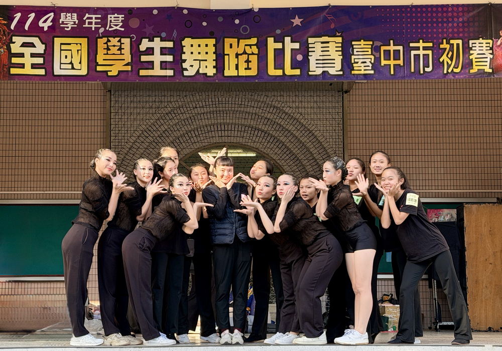 參賽學生與指導老師合照圖片