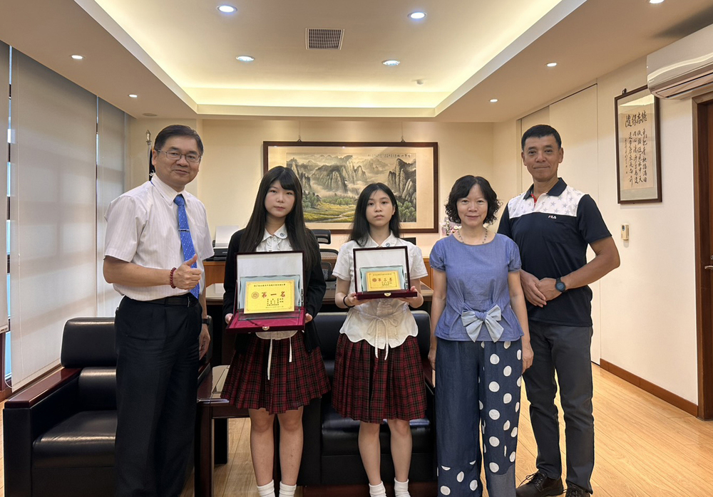 校長與受獎學生、指導老師、導師合照圖片